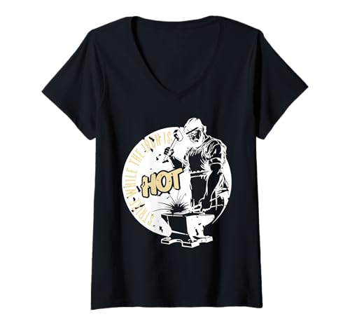 Damen Schlage Zu Wenn Das Eisen Heiß Ist Schmiedemotiv T-Shirt mit V-Ausschnitt Damen Schlage Zu Wenn Das Eisen Heiß Ist Schmiedemotiv T-Shirt mit V-Ausschnitt von Energie Funke Hammer Zitat Für Profis