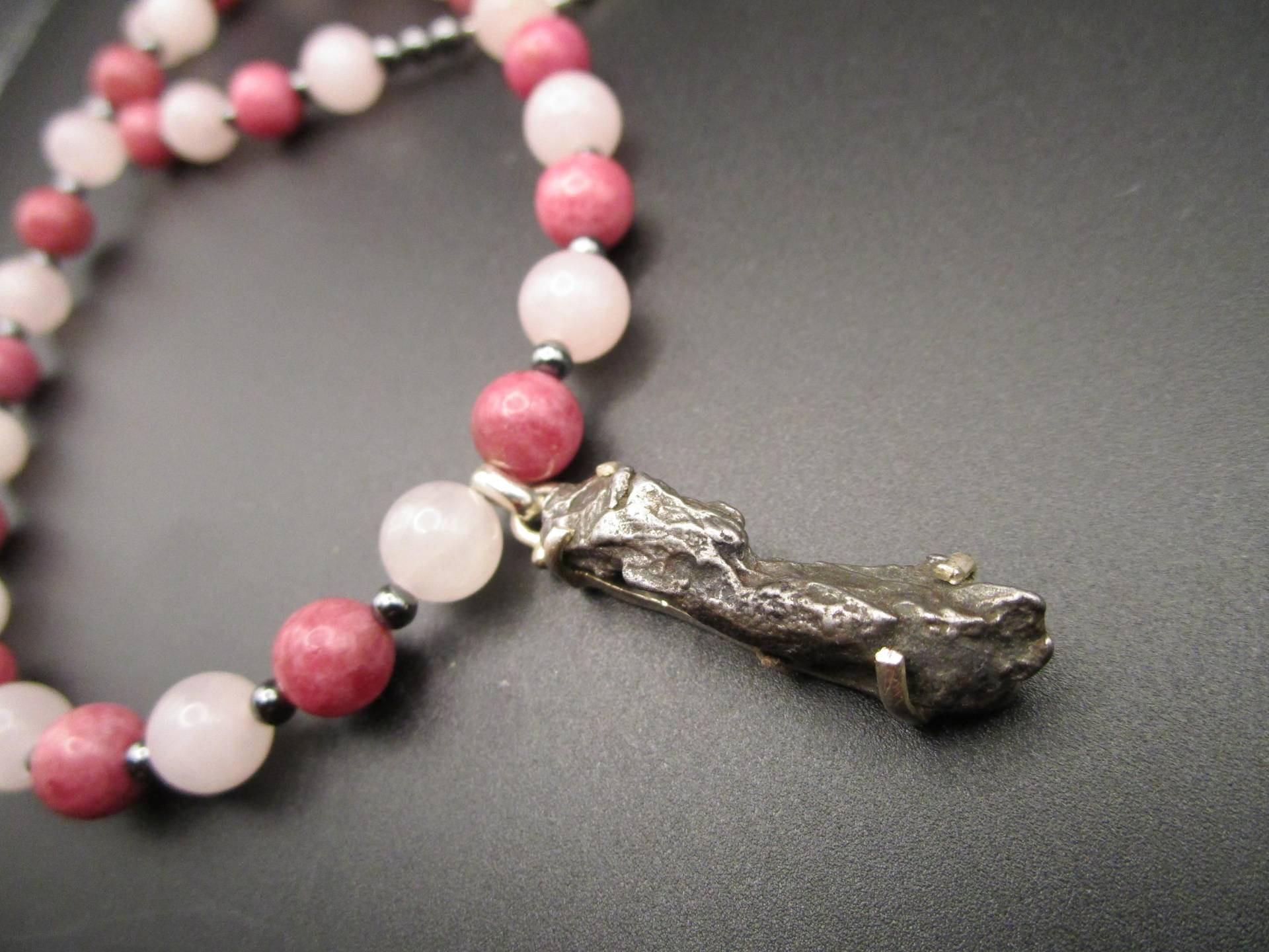 Meteorit Rhodonit Rosenquarz Hämatit Kette Für Die Alltäglichen Abenteuer Meteorit Rhodonit Rosenquarz Hämatit Kette Für Die Alltäglichen Abenteuer von EnergieArbeitGraz