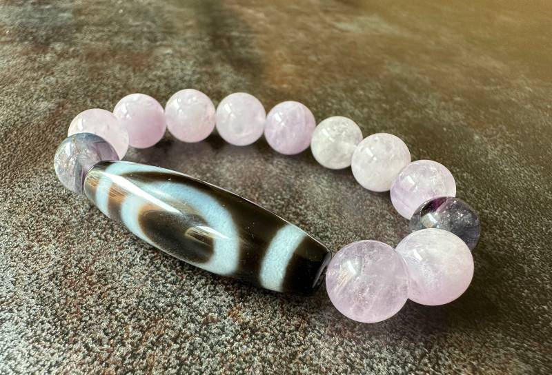Dzi Stein Ein Auge, Amethist, Fluorit, Selbstbewusstsein, Armbänder, Perlenarmbänder, Bracelets, Handmade, Heilende Energie, Stretch-Armband Dzi Stein Ein Auge, Amethist, Fluorit, Selbstbewusstsein, Armbänder, Perlenarmbänder, Bracelets, Handmade, Heilende Energie, Stretch-Armband von Energyofnature