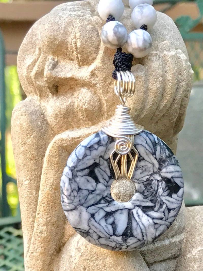 81 Perlen Mala Halskette Mit Pinolith Stein 81 Perlen Mala Halskette Mit Pinolith Stein von Enerjoy