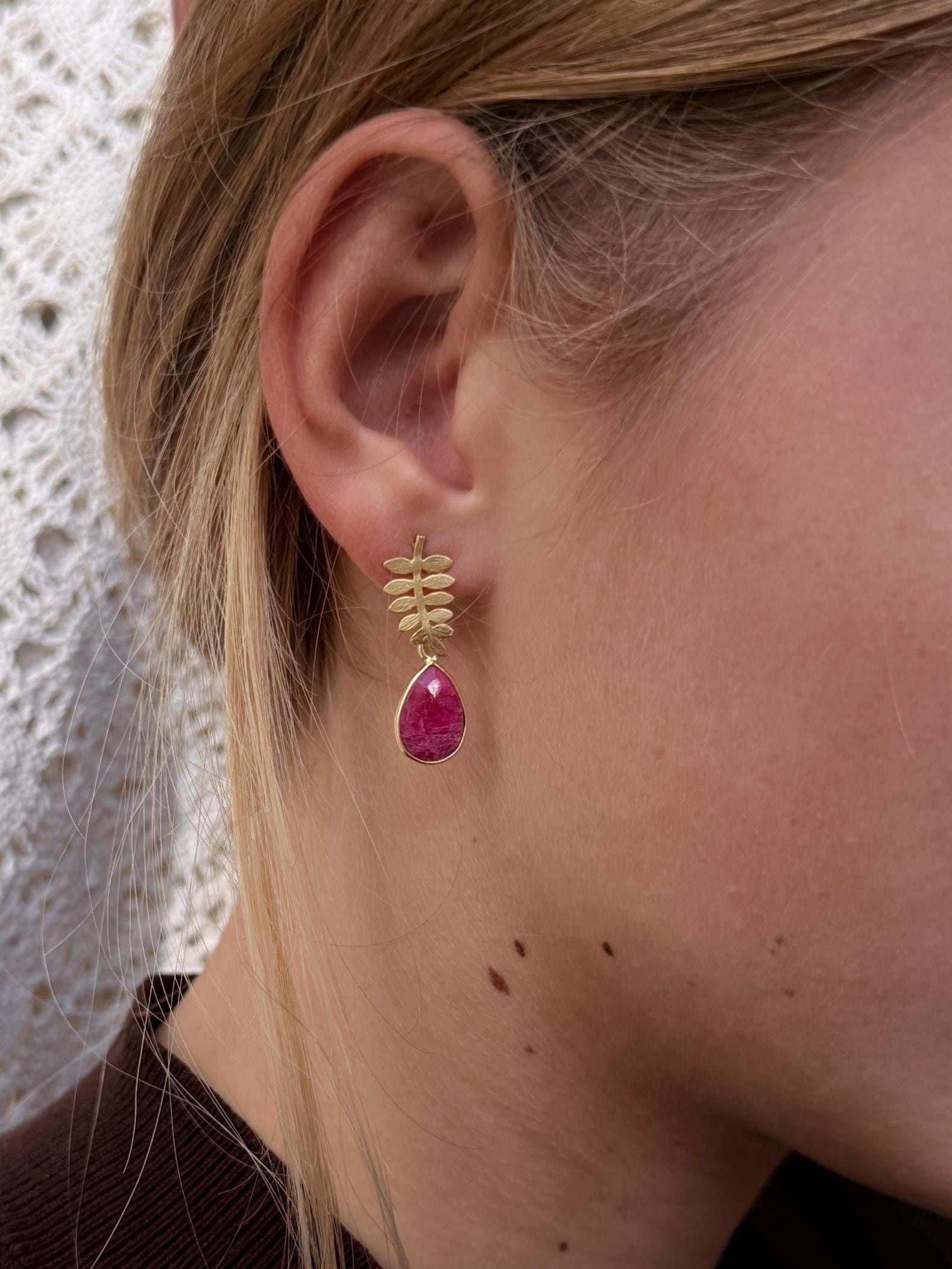 Edelstein Ohrstecker, Blattstecker, Gold Ohrringe, Granat, Rubin, Brautohrringe, Hochzeitsschmuck, Schmuck von Engalinia