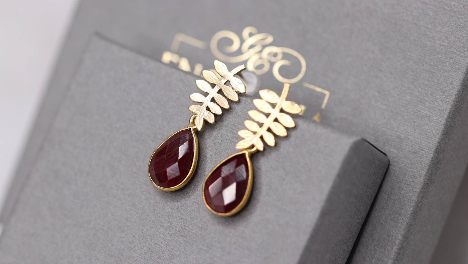 Edelstein Ohrstecker, Blattstecker, Gold Ohrringe, Weinrot, Granat, Rubin, Brautohrringe, Hochzeitsschmuck, Schmuck von Engalinia