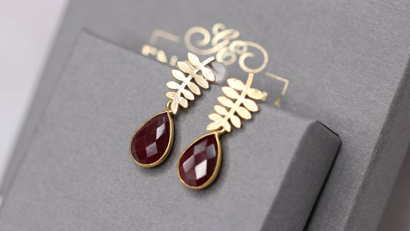 Edelstein Ohrstecker, Blattstecker, Gold Ohrringe, Weinrot, Granat, Rubin, Brautohrringe, Hochzeitsschmuck, Schmuck von Engalinia