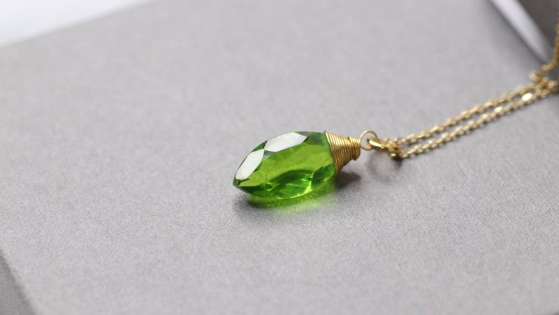 Vergoldete Kette Mit Peridot Quarz, Peridot Anhänger, Brautohrringe, Hochzeitsschmuck, Eleganter Schmuck, Grün von Engalinia