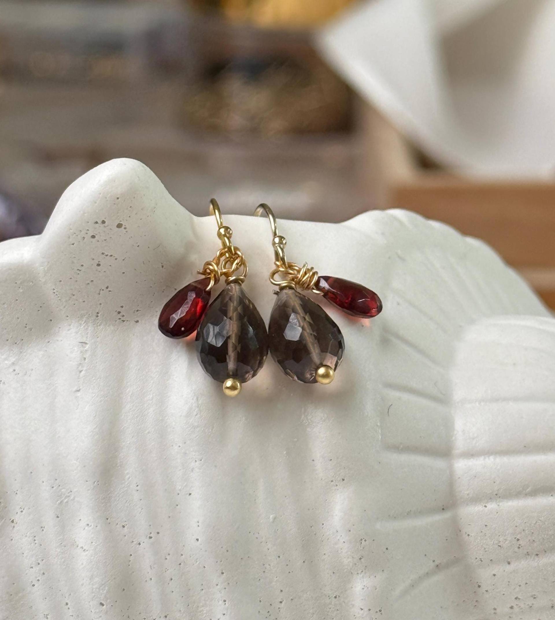 Goldene Edeltein-Ohrringe Mit Rauchquarz Und Granat, Schmuck Für Sie von Engalinia