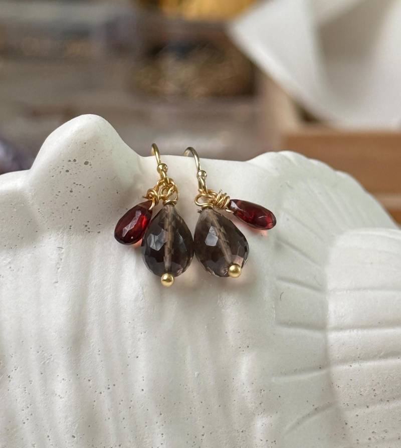 Goldene Edeltein-Ohrringe Mit Rauchquarz Und Granat, Schmuck Für Sie von Engalinia