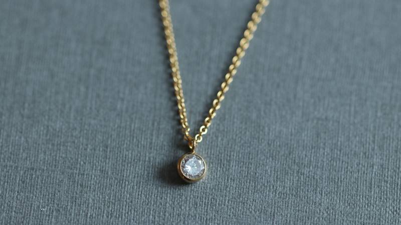 Goldfilled Kette Mit Kristall Anhänger, Goldfilled Halskettemit Mini Feine Zirkonia Anhänger von Engalinia