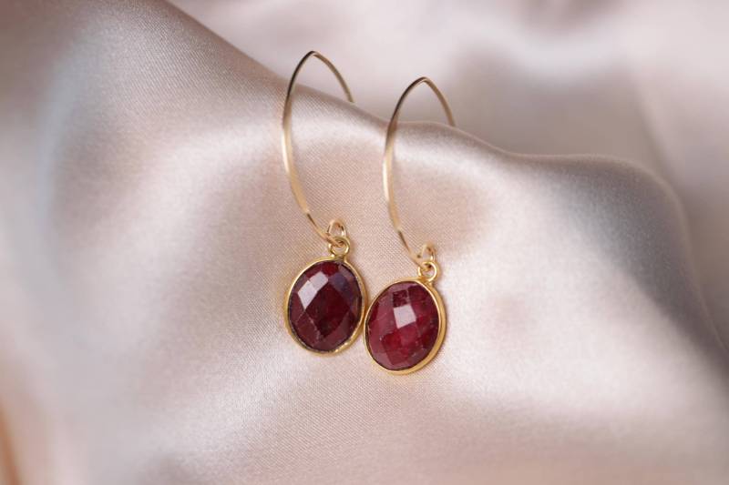 Goldfilled Ohrringe Mit Roten Rubin Steinen, Lange von Engalinia