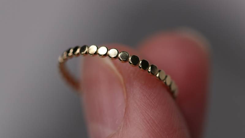 Goldfilled Ring, Ring Mit Plättchen, Stapelring, 14K Stacking Band Mini Gold Verlobungsring von Engalinia