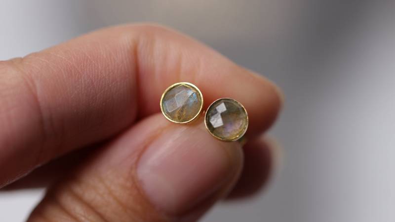 Kleine Sterlingsilber Edelsteinohrstecker Kleine Sterlingsilber Edelsteinohrstecker von Engalinia