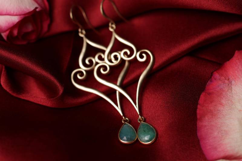 Lange Ohrringe Boho Chic Mit Grünen Smaragd Steinen Lange Ohrringe Boho Chic Mit Grünen Smaragd Steinen von Engalinia