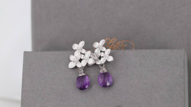 Matt Silber Ohrstecker, Amethyst Kirschblüte Lila, Hochzeitschmuck, Edelsteinohrringe, Dezent, Elegant Matt Silber Ohrstecker, Amethyst Kirschblüte Lila, Hochzeitschmuck, Edelsteinohrringe, Dezent, Elegant von Engalinia