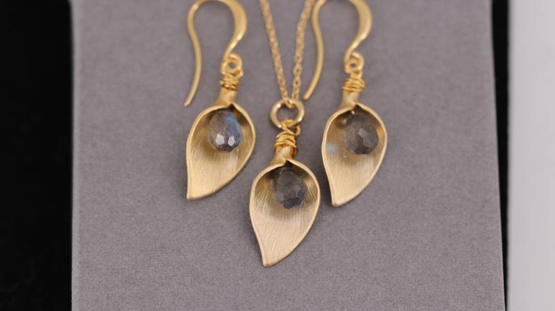 Ohrringe Gold, Calla Ohrringe, Schmuck Set, Labradorite Brautschmuck, Labradorit, Schmuckset von Engalinia