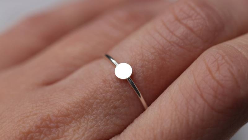 Ring Mit Initialien, Gravur, Personalisierter Plättchenring, Sterlingsilber Stacking Ring, Band Silber Verlobungsring von Engalinia