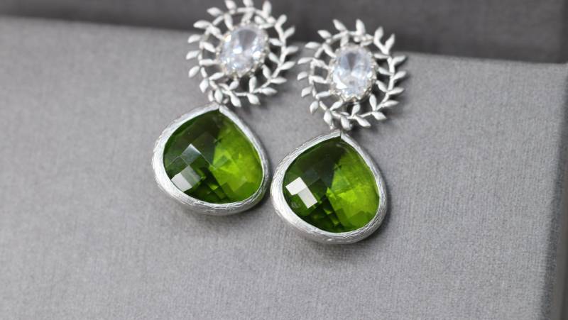 Silber Ohrstecker, Hochzeitsschmuck, Zirkonia Ohrringe, Kristall Peridot Stein, Opulent, Brautschmuck, Peridotgrün von Engalinia