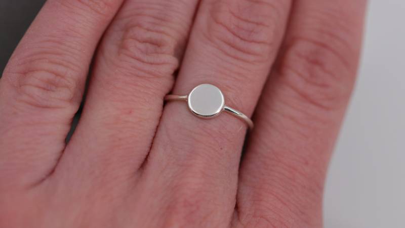 Sterlingsilber Ring Mit Initialien, Gravur, Personalisierter Ring, Stacking Band Mini Silber Verlobungsring Sterlingsilber Ring Mit Initialien, Gravur, Personalisierter Ring, Stacking Band Mini Silber Verlobungsring von Engalinia