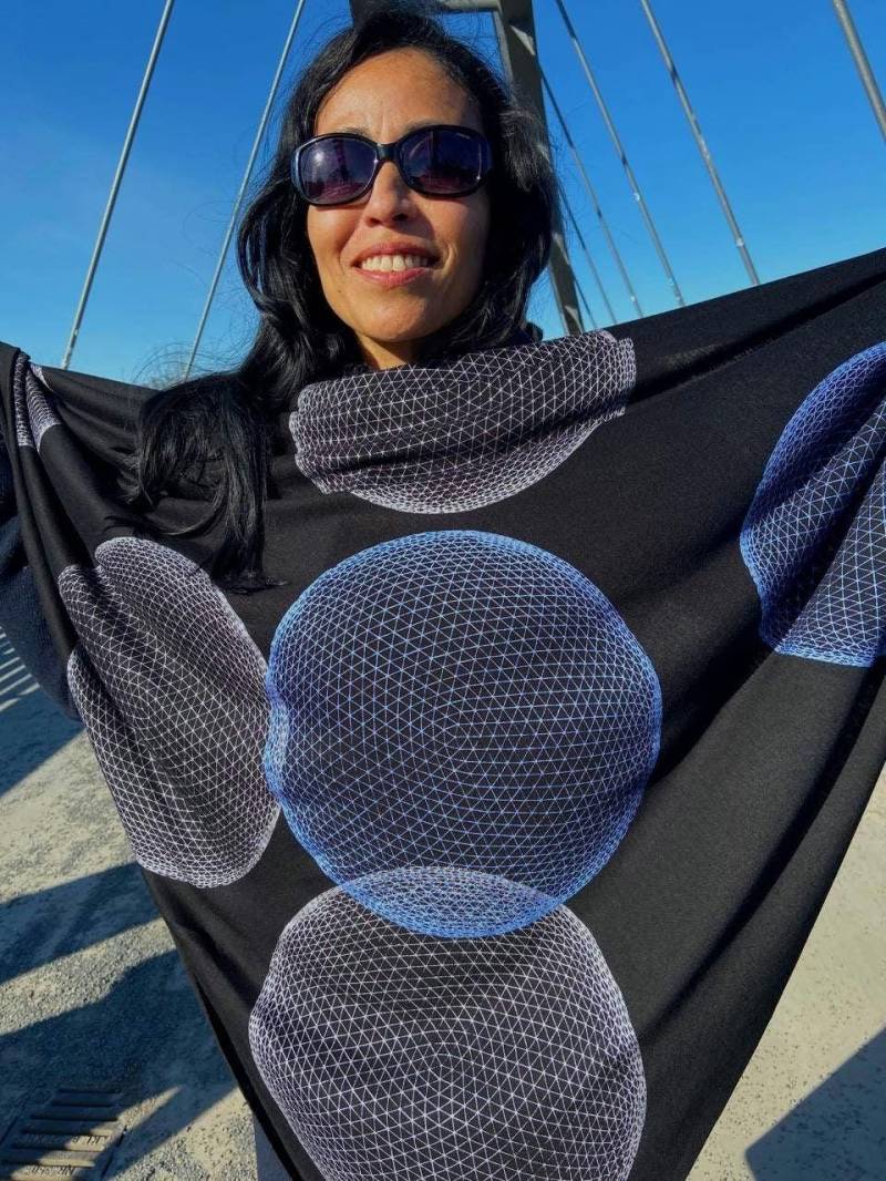 Designer Dreieckstuch Schwarz Perlblau Edel Handsiebdruck Kombinierbar Itüpfelchen Hingucker Extravagant Multifunktionell Oversized von Engelbrotmode
