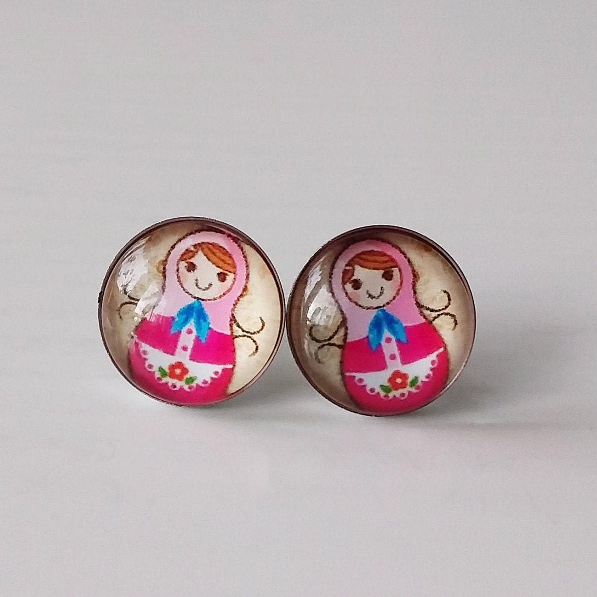Ohrstecker Matroschka, Babuschka, Matryoschka Cabochon Ohrringe , Edelstahl, Stainless Steel, Matrioska, Russia Doll Earrings, Retro, Pink Ohrstecker Matroschka, Babuschka, Matryoschka Cabochon Ohrringe , Edelstahl, Stainless Steel, Matrioska, Russia Doll Earrings, Retro, Pink von Engelswunsch