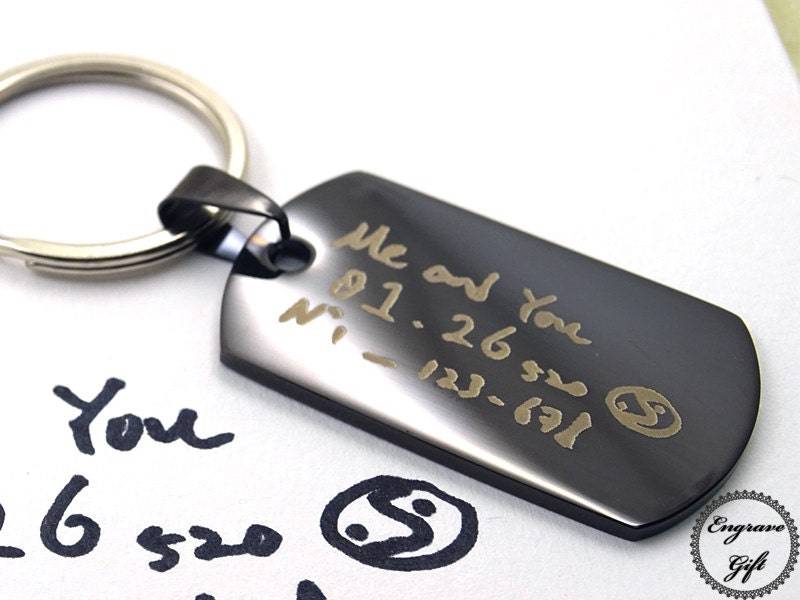 Gravierter Edelstahl Schlüsselanhänger - Benutzerdefinierte Handschriftliche Unterschrift Mittelkleine Anhänger Erinnerungsgeschenk Gravierter Edelstahl Schlüsselanhänger - Benutzerdefinierte Handschriftliche Unterschrift Mittelkleine Anhänger Erinnerungsgeschenk von EngraveGift