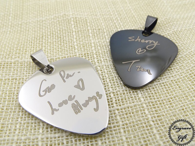 Personalisiertes Plektrum Schlüsselband - Gravur Oder Anhänger Geschenk Für Musikliebhaber Paare von EngraveGift