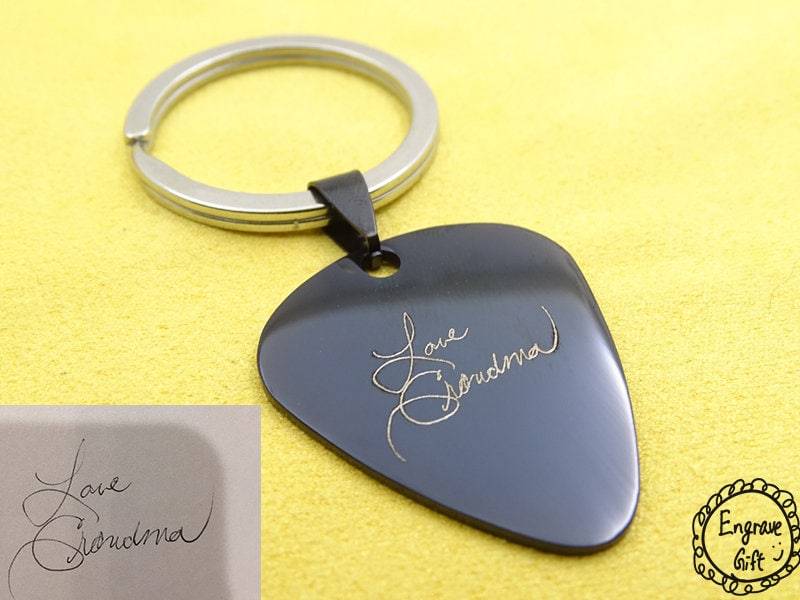 Personalisierte Plektrum Schlüsselbund Schlüsselanhänger Mit Ihrer Handschrift, Handschriftliche Unterschrift Und Zeichnung - Musiker von EngraveGift
