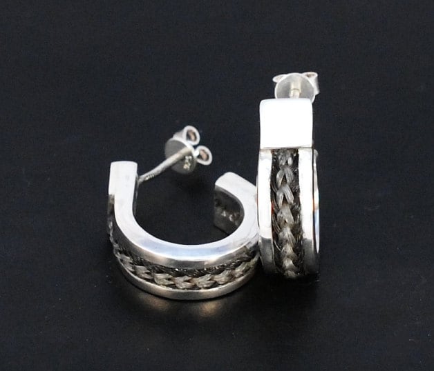 Benutzerdefinierte Rosshaar Ohrringe, Sterling Silber 9Ct Gold Haustier Pelz Asche Memorial Ohrringe Benutzerdefinierte Rosshaar Ohrringe, Sterling Silber 9Ct Gold Haustier Pelz Asche Memorial Ohrringe von Enigmahorse
