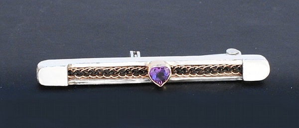 Benutzerdefinierte Rosshaar Stockpin, Geflochtene 9Ct Gold Pferd Brosche, Denkmal Asche Edelstein Benutzerdefinierte Rosshaar Stockpin, Geflochtene 9Ct Gold Pferd Brosche, Denkmal Asche Edelstein von Enigmahorse