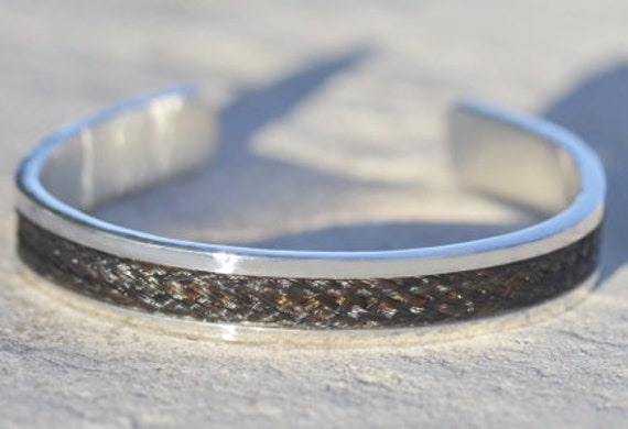 Personalisierte Pferdehaar Manschette, Gold Rosshaar Sterling Silber Haustier Pelz Armband, Asche Erinnerungsarmband von Enigmahorse