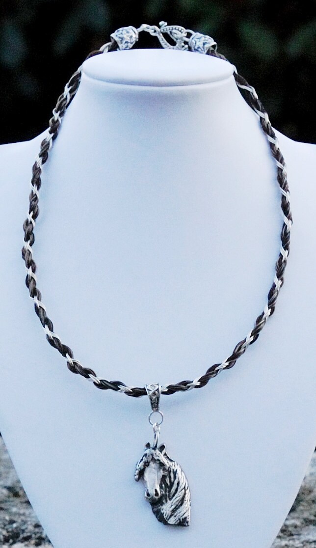 Pferdehaarkette Mit Spiegelungen Aus 925 Silbernen Draht Individuellem Anhänger Sterlingsilber Von Ihrem Eigenen Foto Verschlungen Pferdehaarkette Mit Spiegelungen Aus 925 Silbernen Draht Individuellem Anhänger Sterlingsilber Von Ihrem Eigenen Foto Verschlungen von Enigmahorse