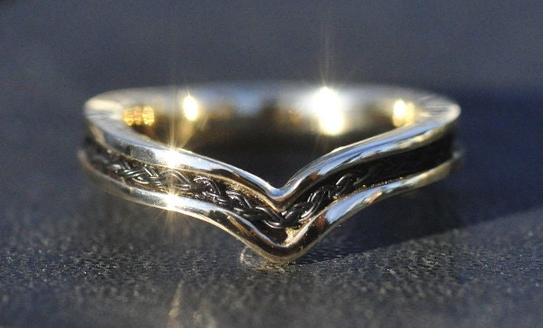 Pferdehaarring, 9Ct Gold Chevron Ring Pferdehaarring, 9Ct Gold Chevron Ring von Enigmahorse