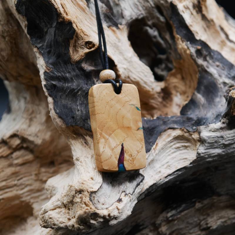 Ein Traumhafter Anhänger Aus Holz Und Epoxidharz - Harz Resin Holzschmuck Keramikperle Kette Halsschmuck von Enjearth