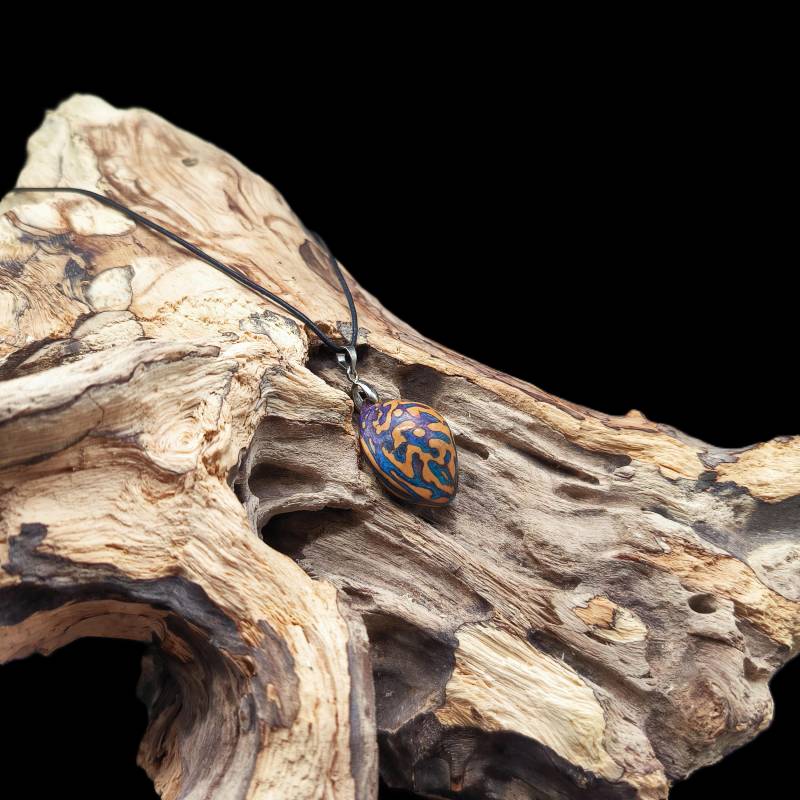 Einzigartiger Anhänger Aus Fruchtkern & Epoxidharz - Handgemachter Unikat-Schmuck | Nachhaltiges Statement-Kette von Enjearth
