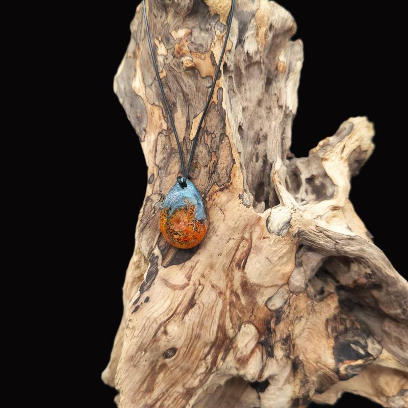 Handgefertigter Anhänger Aus Dunklem Holz Mit Epoxidharz Und Farbigem Sturm - Unikatschmuck, Harz, Schmuck von Enjearth