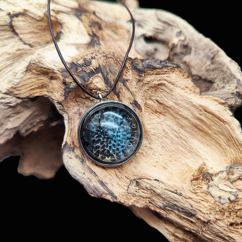 Handgefertigter Anhänger Aus Epoxidharz Mit Honeycomb Ähnlichem Muster Und Silberfarbener Metallfassung - Einzigartiger Schmuck von Enjearth
