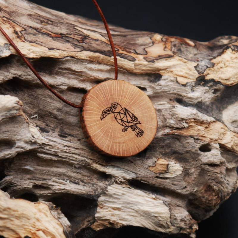 Holzanhänger Mit Geometrisch Gezeichnetem Tukan - Holzschmuck Anhänger Kette Halsschmuck Halskette von Enjearth