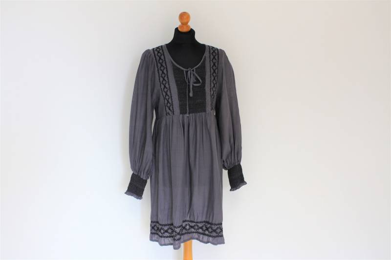 Grau Tunika Kleid Grau Baumwolle Lose Licht Dirndl Boho Hippie Bauern Folk Stil Feminine Lange Ärmel Kleine Bis Mittlere Größe von EnjoyMyVintage