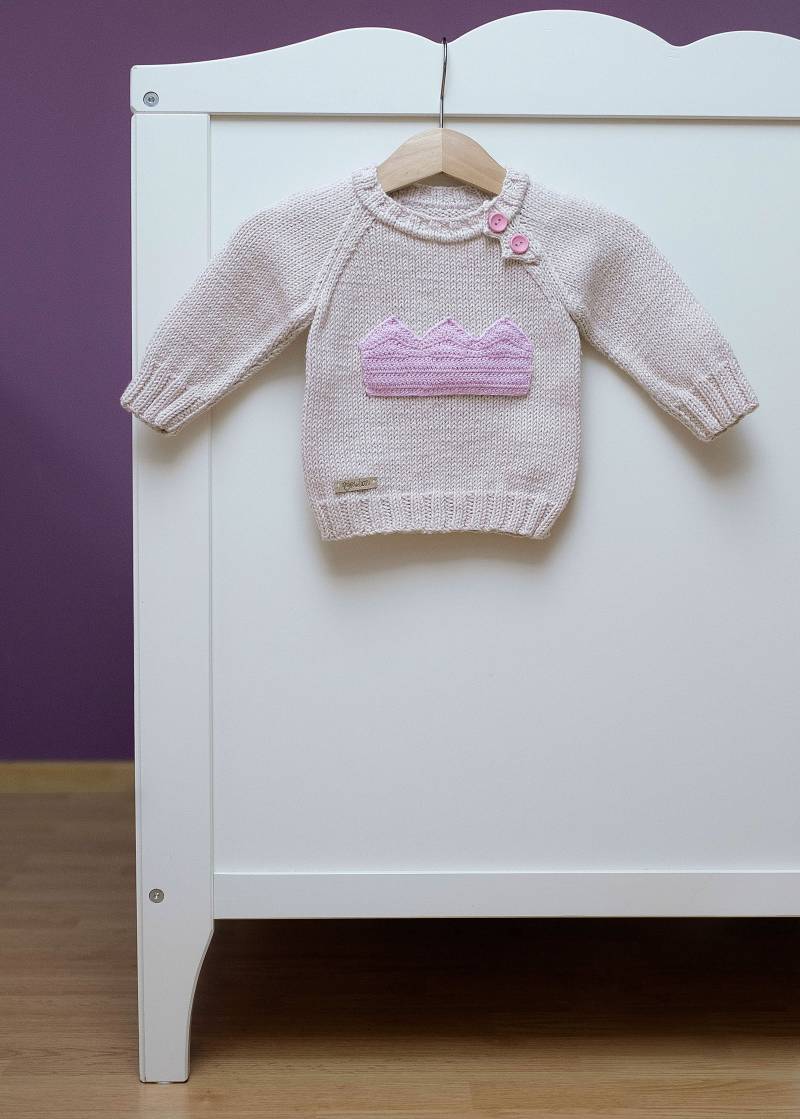 Handgestrickter Pullover Aus Merinowolle Mit Kronendetail Für Ein Baby, Mitwachsend, Pflegeleicht, Geschenk von EnjoytheBorn