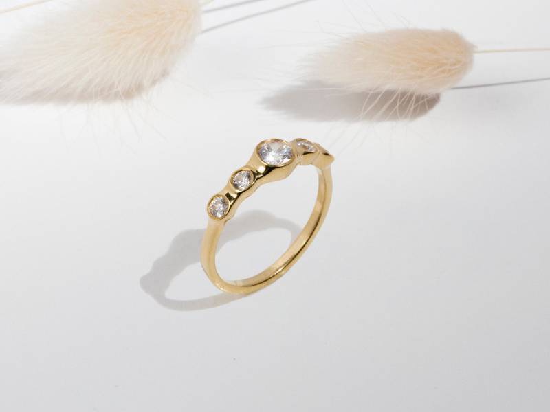 Gold Filled Fünf Zirkon Ring Zierlicher Stapelring Gold Filled Fünf Zirkon Ring Zierlicher Stapelring von Enlitho