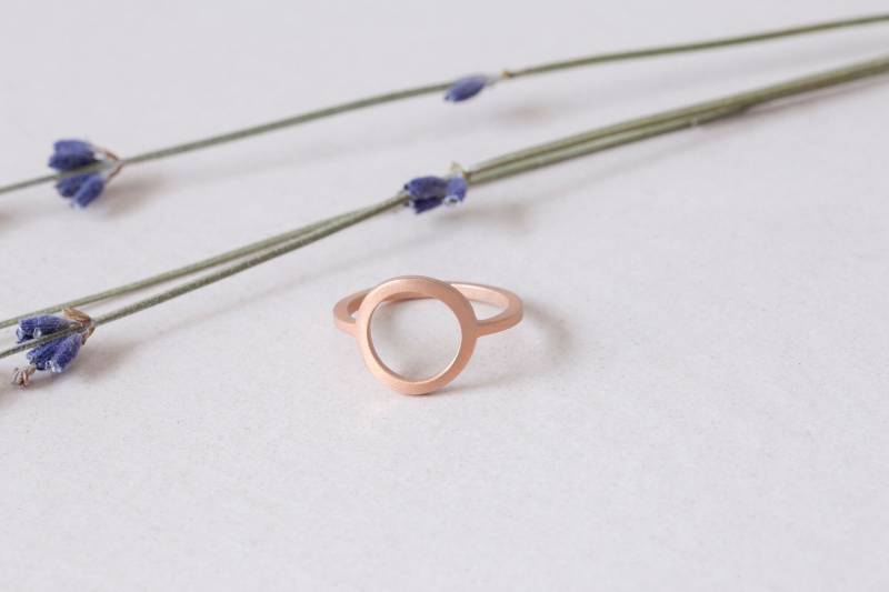 Rose Gold Plated Silber Offener Kreis Ring Matte Finish von Enlitho