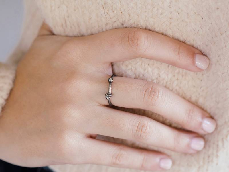 Schwarz Plattierter Unendlichkeitsknoten Ring Mit Weißem Zirkon, Zierlicher Stapelring, Sterling Silber Schwarz Plattierter Unendlichkeitsknoten Ring Mit Weißem Zirkon, Zierlicher Stapelring, Sterling Silber von Enlitho