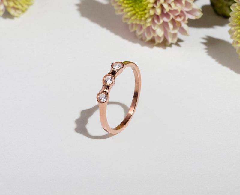 Zarte Rose Gold Ring Zirkon Drei-steine-stacking Band von Enlitho