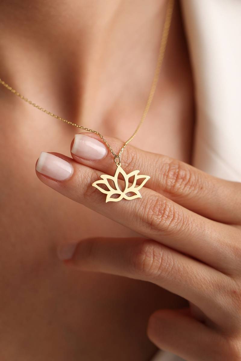 14K Gold Lotus Blume Halskette Sterling Silber Spiritueller Anhänger von EnosJewelry
