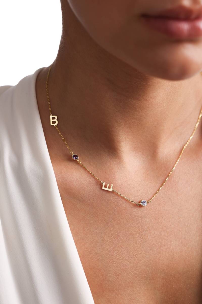 Sideway Initial Birthstone Halskette Zierliche Buchstabenhalskette, Personalisierte Anfangshalskette von EnosJewelry