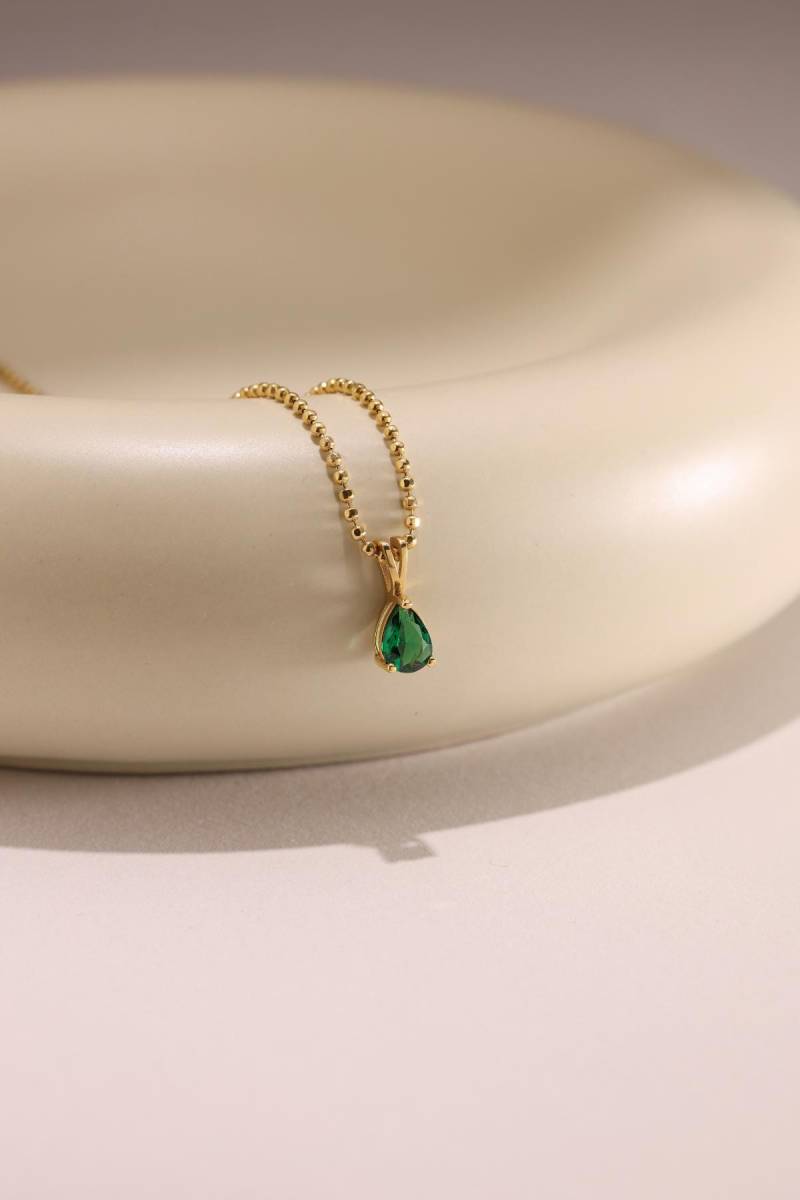 Smaragd Stein Halskette Entworfen Von Enos Jewelry Mai Birthstone Anhänger Gold - Im Tropfenschliff von EnosJewelry