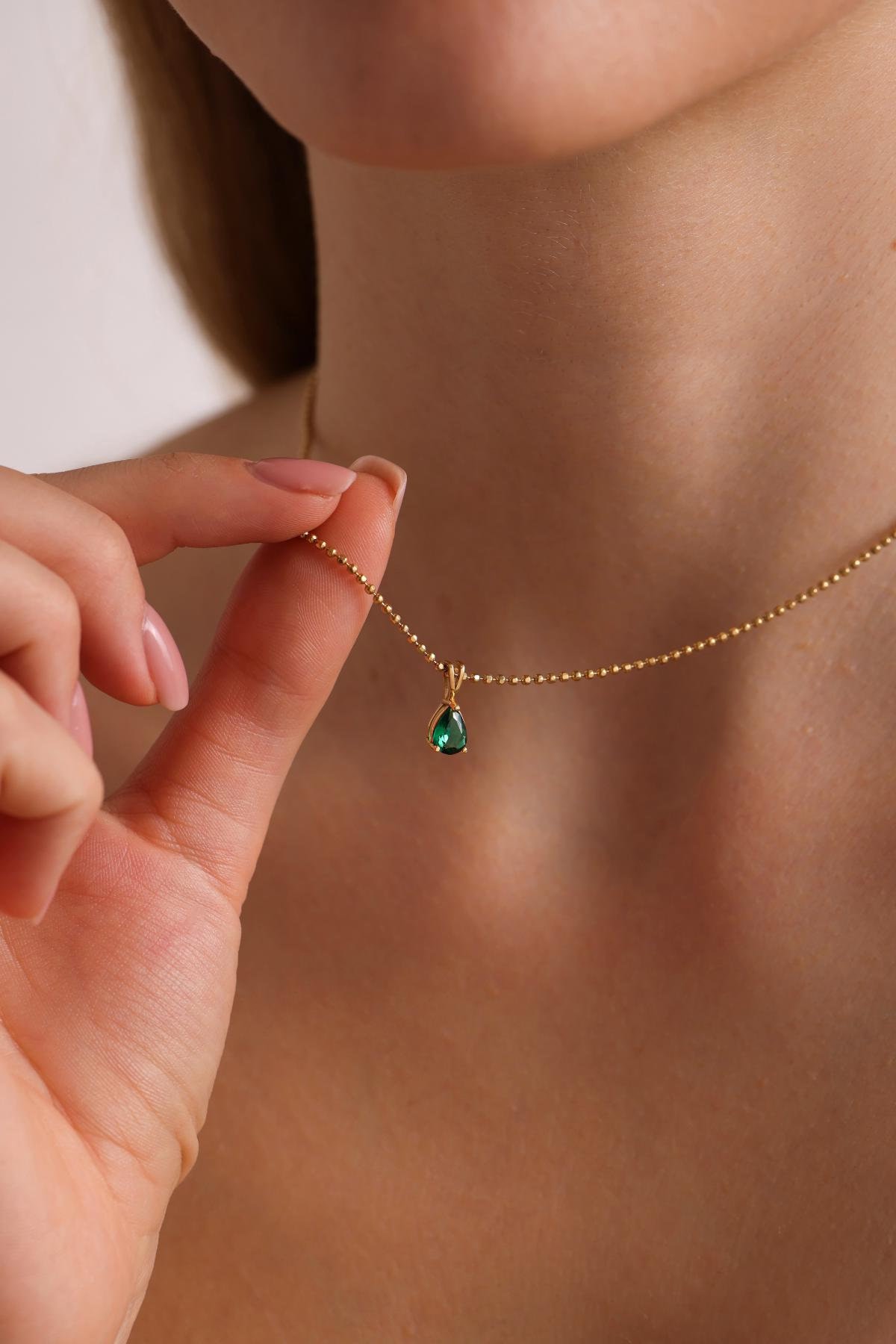 Tropfen Smaragd Anhänger Halskette 14K Gold Mai Geburtsstein von EnosJewelry