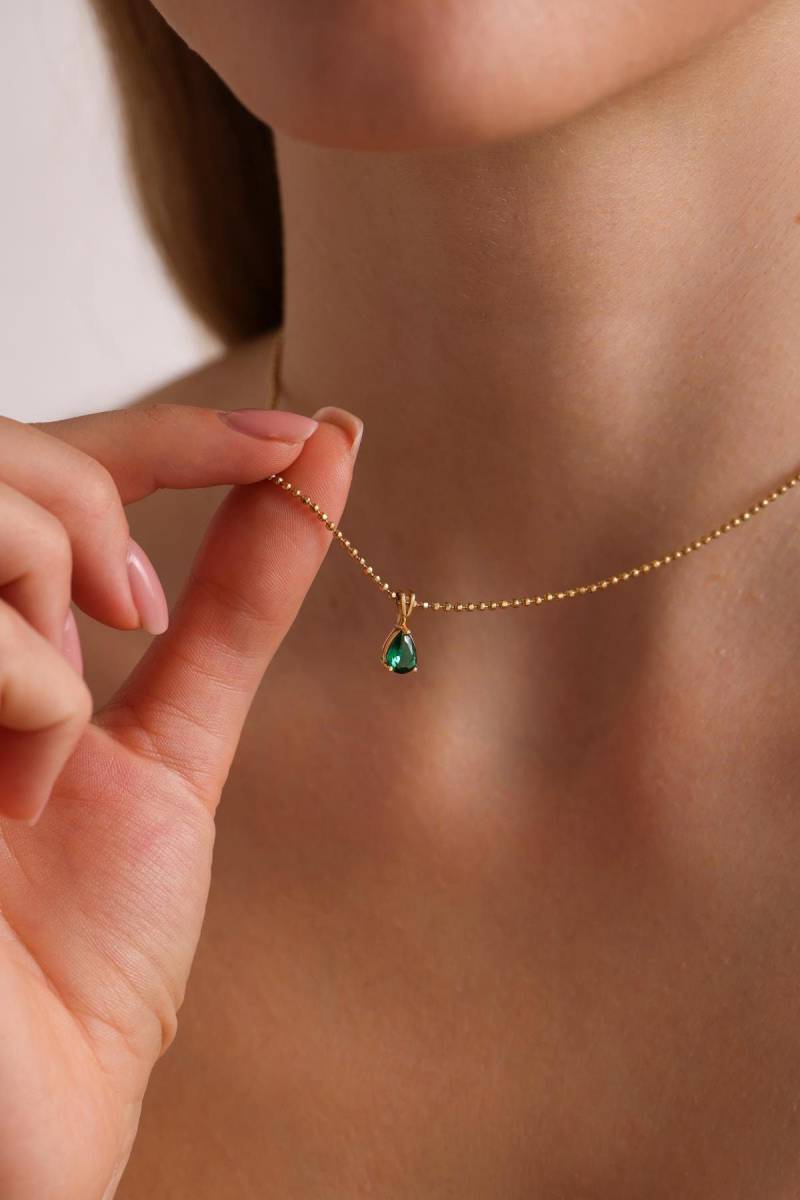 Tropfen Smaragd Anhänger Halskette 14K Gold Mai Geburtsstein von EnosJewelry