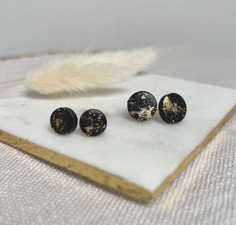 Ohrstecker „Goldy Black " Polymer Clay, Schwarz , Gold Rund von Enoughtobe