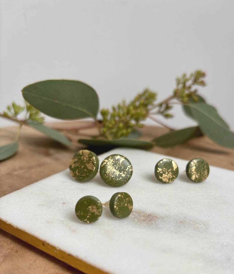 Ohrstecker „Olive Green " Polymer Clay, Olivegrün, Gold Rund Ohrstecker „Olive Green " Polymer Clay, Olivegrün, Gold Rund von Enoughtobe