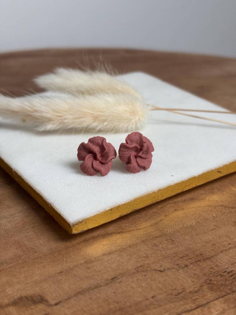 Polymerclay Ohrstecker Blüte „Blushing Bloom" von Enoughtobe