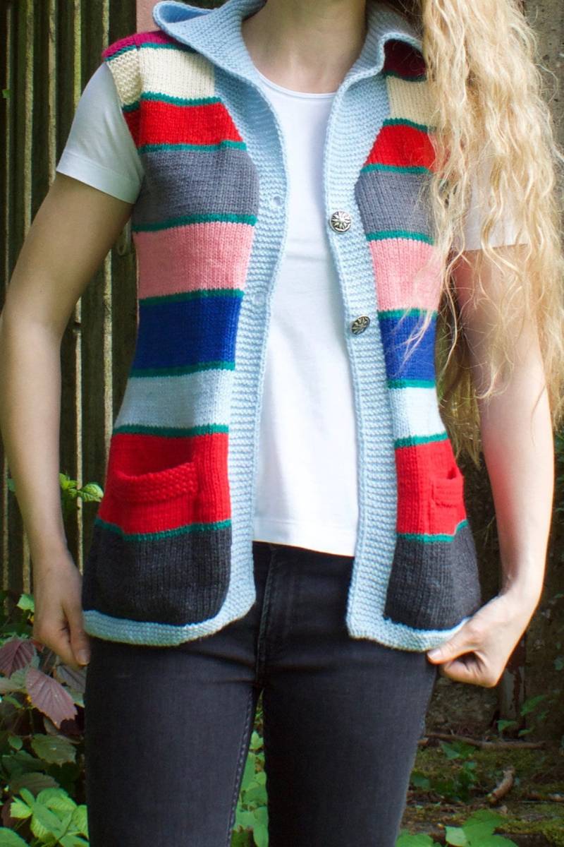 Bunt Gestreifte Strickweste Im Folklore Stil Bunt Gestreifte Strickweste Im Folklore Stil von Enteley